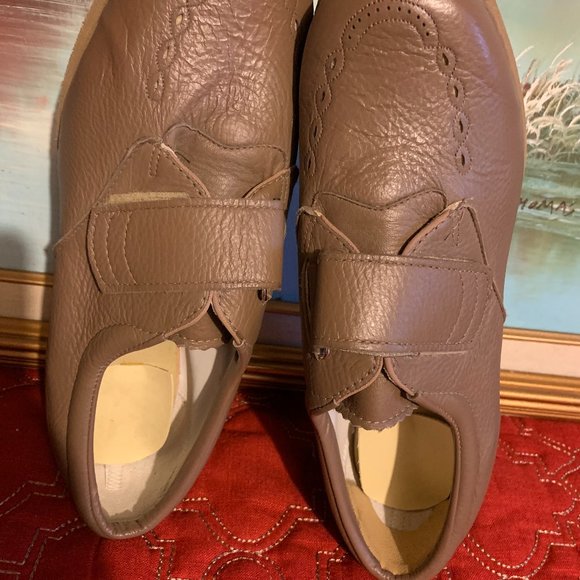 P W Minor Women's Shoes Extra Depth Taupe Tan Straps Size 9D Wide - Picture 9 of 13
